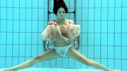 Порно видео Голая в бассейне. Смотреть видео Голая в бассейне онлайн