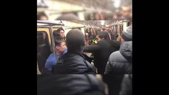 лапает в метро нагло порно видео HD