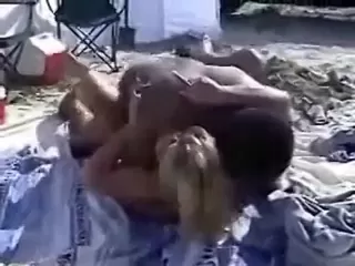 Жена ебет мужа дилдо на пляже порно видео