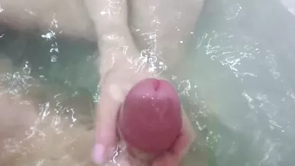 Порно дрочит парню под водой