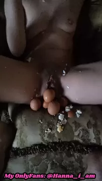 Засунул яйца во влагалище порно видео