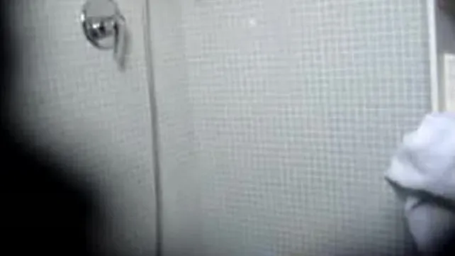 Жена дрочит душем в ванной, а муж снимает её скрытой камерой
