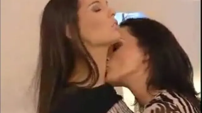 Поцелуи HD грудастая лесбиянка испытывает горячий шок для своей подруги