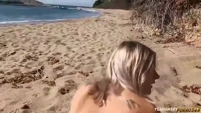 Соблазнил стояком и трахнул сучку на пляже - Смотреть порно видео.