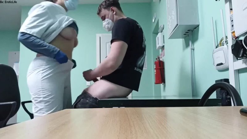 Парень вызвал на дом медсестру и трахнул ее на кровати | порно видео
