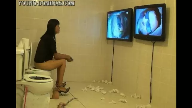 порно с писсингом в японском туалете