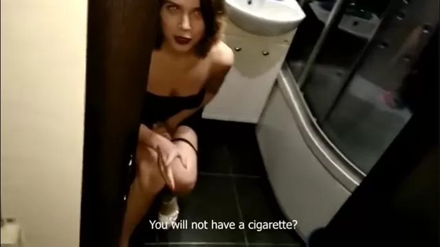 Порно видео девушка трахается в туалете