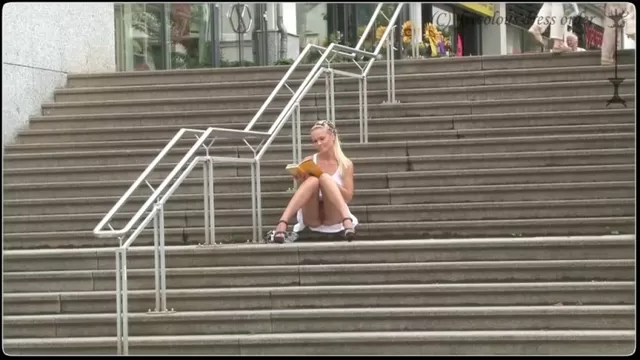 Девушка с голыми сиськами на улице порно видео на pornocom