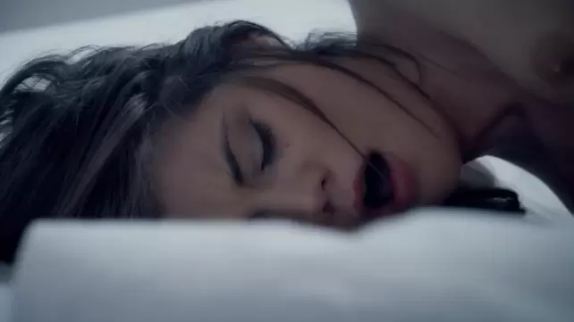 Нежный любовники классический секс на постели мутит