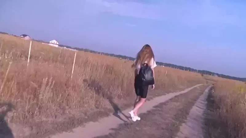 русская блондинка сосет в поле порно видео HD