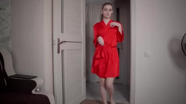 Порно в красном халате на кухне