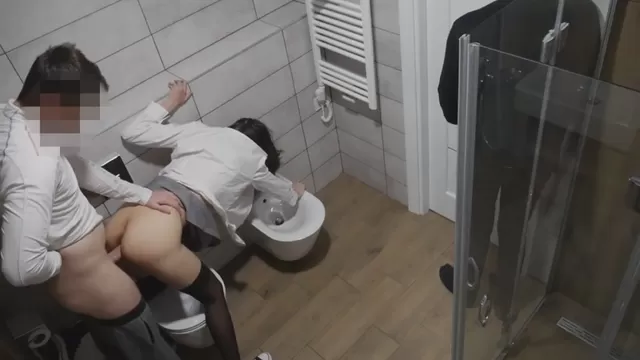 Оргазм в туалете скрытой камеры - смотреть русское порно видео бесплатно